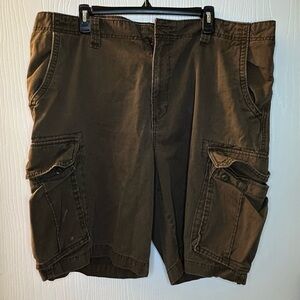Old Navy brown cargo shorts men’s 42 -‎ button missing Inseam 10”